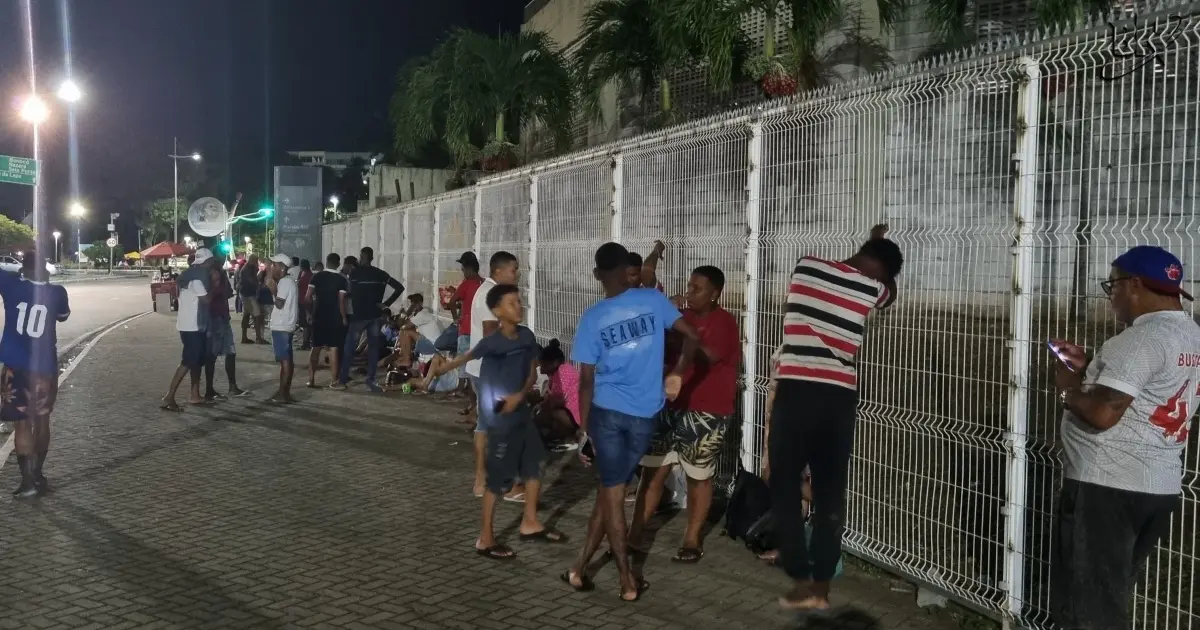 Torcida do Bahia madruga em fila e enfrenta chuva por ingressos para o Ba-Vi