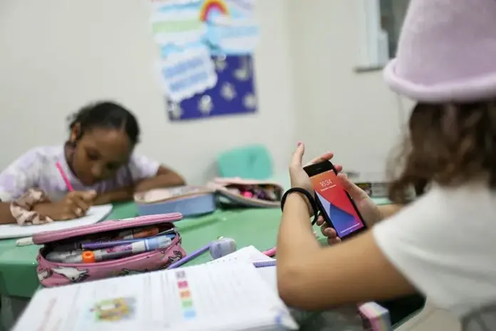 Proibição do uso de celulares nas escolas de SSA divide opiniões