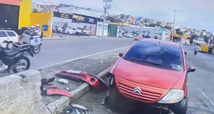 Lalau barbeiro: Piloto de fuga bate veículo após roubo no Pero Vaz, em SSA