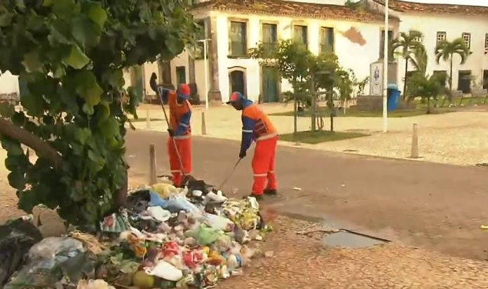 Após suspensão dos seviços, garis voltam a trabalhar na Cidade Baixa