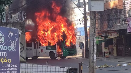 Ônibus voltam a circular na Estrada das Barreiras após morte em ação policial e queima de ônibus