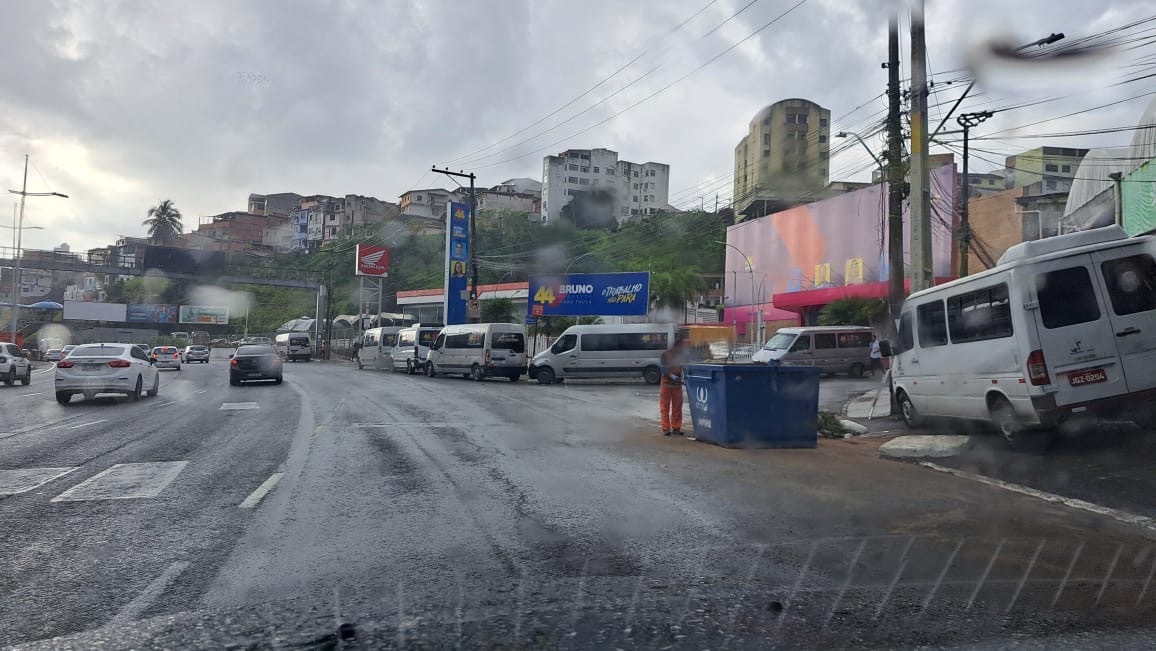 Cadê a Transalvador? Vans que levam membros de comício político estacionadas em passeios na Avenida Bonocô