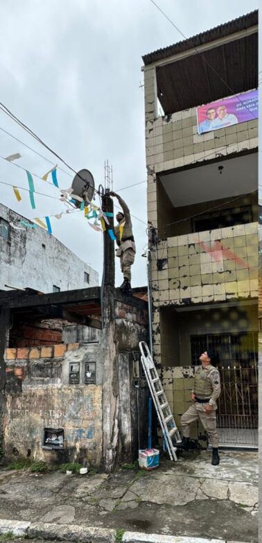 Câmera instalada por traficantes em poste é apreendida em Salvador