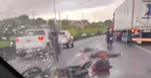 Motorista atropelou casal de moto e fugiu sem prestar socorro na BR-324