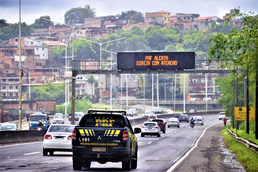 FIM DA LINHA! Foragido por não pagar pensão alimentícia é flagrado em trecho da BR-324 em Simões Filho