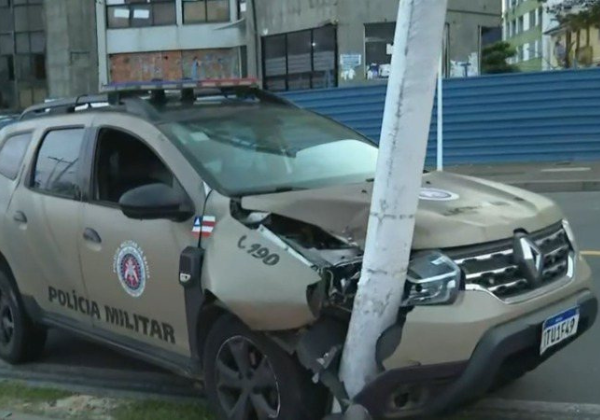 EITA! Policial militar passa mal e bate viatura em poste na Barra