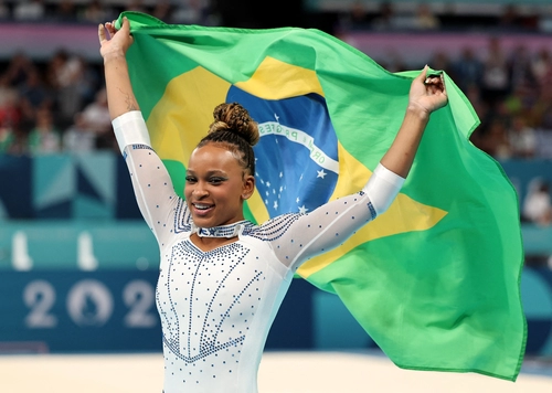 AVISA QUE É ELA! Rebeca ganha ouro no Solo nas Olimpíadas