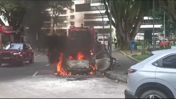 Carro é destruído por incêndio na Graça e causa congestionamento