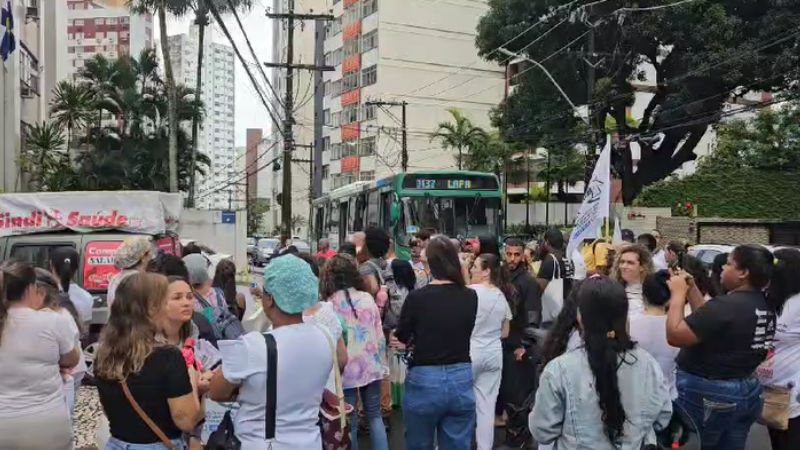 Em protesto, profissionais de saúde fecham trânsito em frente ao Hospital Português