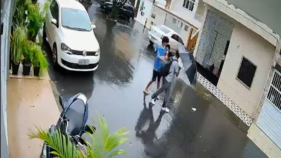 Em plena chuva! Homem é surpreendido e roubado por suspeito armado em Salvador