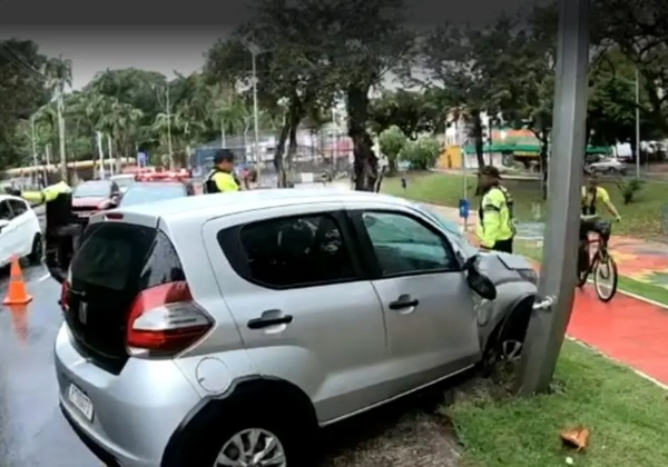 Carro colide com poste na Avenida Centenário e causa congestionamento no trânsito