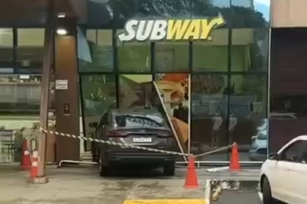 Mulher perde controle e carro invade supermercado na Pituba; veja imagens