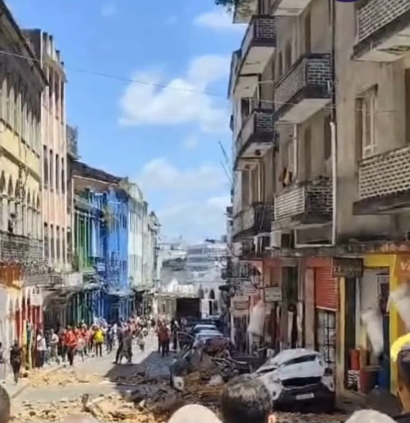 URGENTE! Casa desaba na Ladeira do Taboão; ambulâncias e bombeiros em ação no local