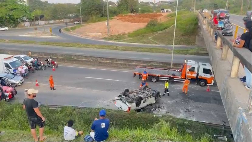 Caminhonete do Tribunal de Justiça da Bahia cai do viaduto de Valéria e interdita BR-324