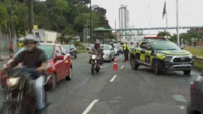 Acidente entre moto e carro deixa motociclista ferido na Av. Heitor Dias