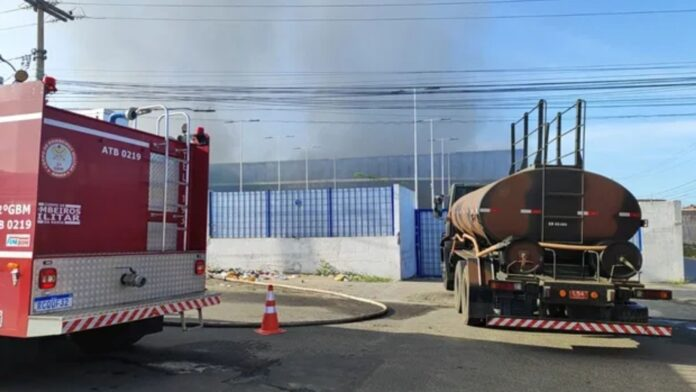 Incêndio em galpão localizado em Feira de Santana causa prejuízo de R$ 5 milhões pra grupo de chineses