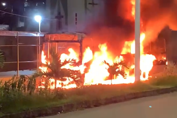 NOITE DE TERROR; traficantes fortemente armados tocam fogo em ônibus na Av. Gal Costa; veja imagens