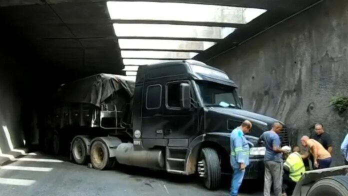 ENTALADO: caminhão fica preso em viaduto na Via Expressa