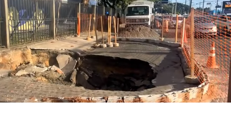 Cratera na Cidade Baixa interdita parte da pista e deixa trânsito parado