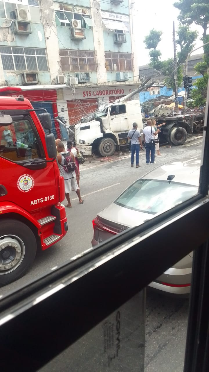 Largo dos Mares: Caminhão atinge poste e deixa pessoas feridas