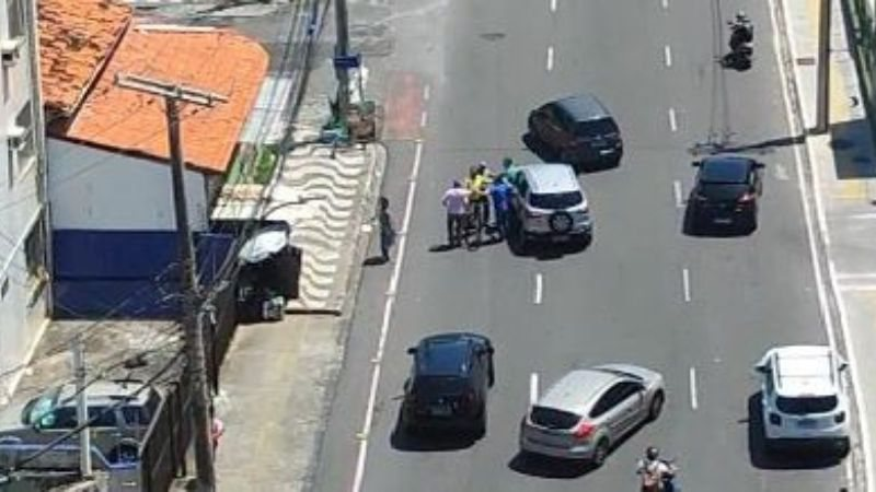 Motoristas se desentendem no trânsito e trocam socos no meio da rua em bairro de Salvador