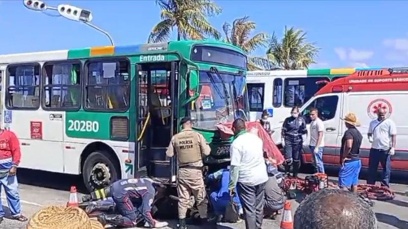 Ônibus e motociclista colidem na região de Itapuã, em Salvador