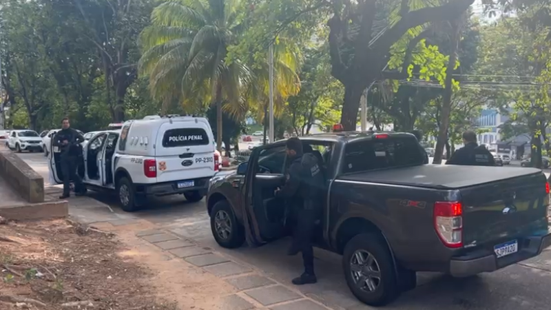 Presos em operação: policiais chegam penais à sede do IML em Salvador