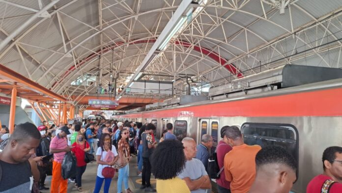 VIXE! Passageiros ficam presos dentro do metrô na Estação Acesso Norte, em SSA