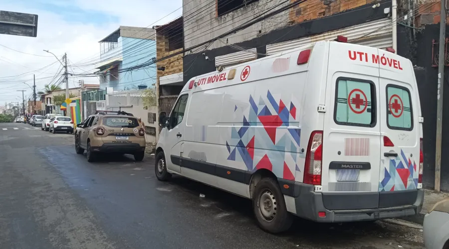 Ambulância utilizada como “carro de fuga” é abandonada em rua de Salvador