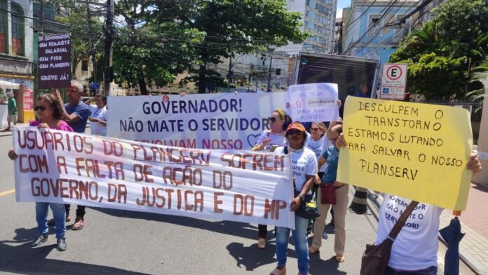 Servidores do estado fazem protesto em frente ao Ministério Público