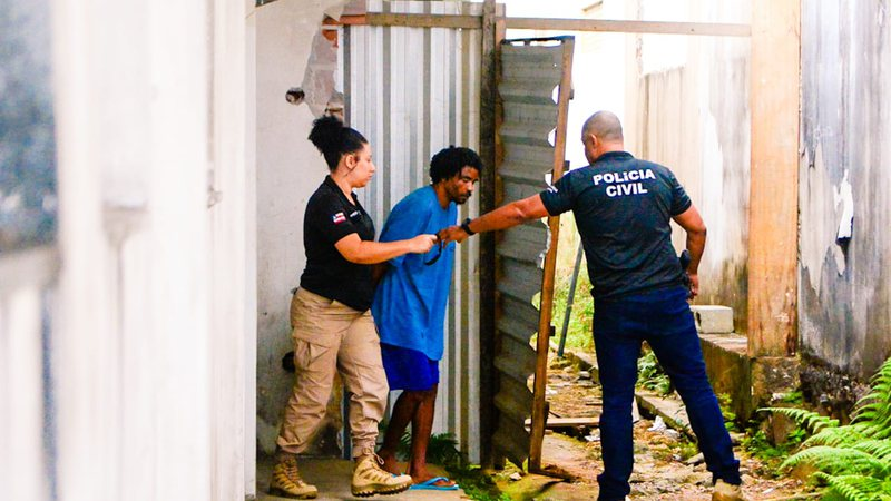 Momento em que suspeito de esfaquear filho deixa Central de Flagrantes