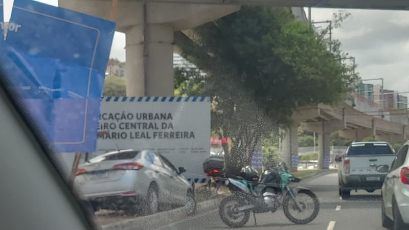 Carro bate em placa de sinalização na Av. Bonocô