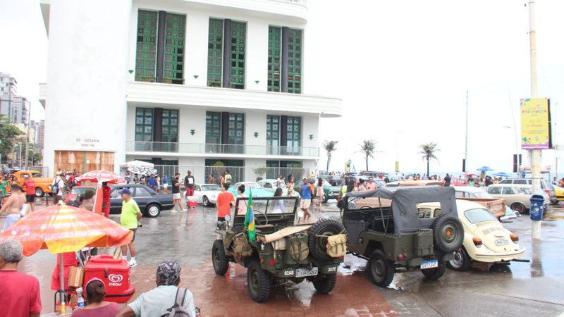 Mesmo com chuva, exposição de carros antigos atrai grande público ao Farol da Barra neste domingo (29)