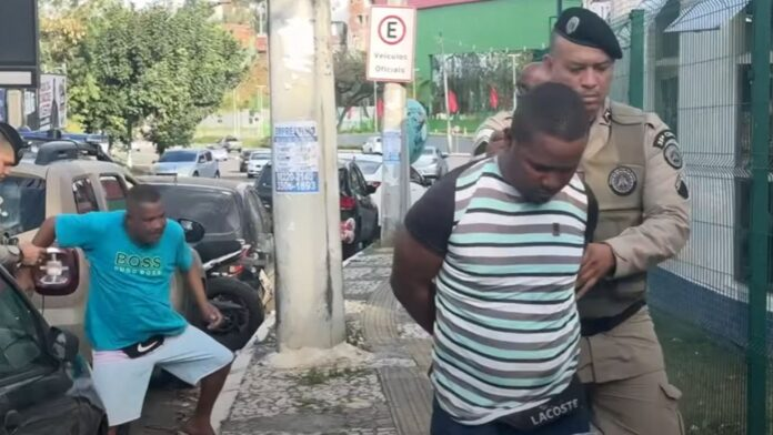 FLAGRANTE DA PM: Dupla é presa após assaltar jovem em frente ao Shopping da Bahia