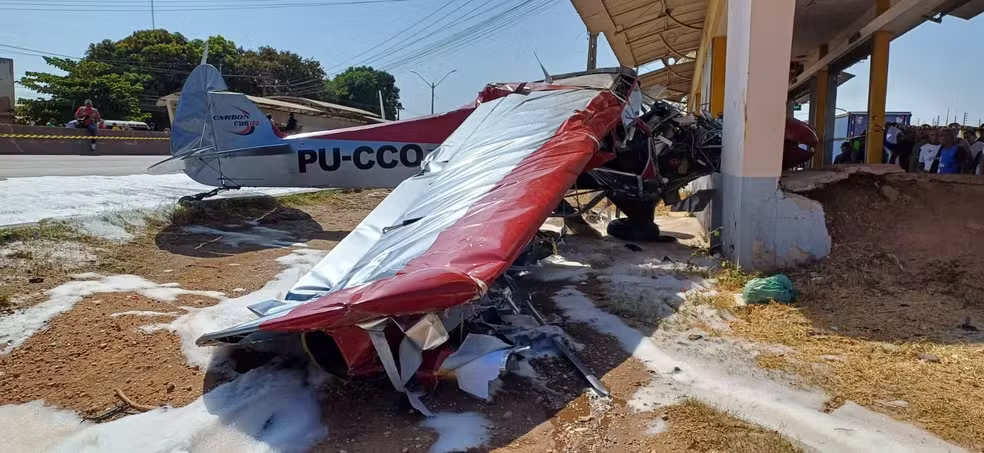 Avião atinge van e moto antes de cair e deixa dois feridos na Zona Sul de Teresina