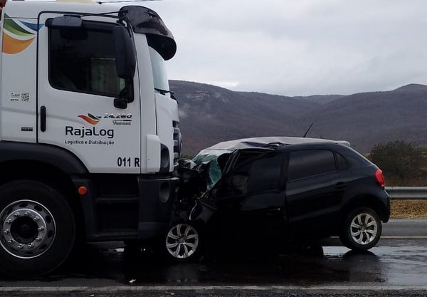 Capitão da PM morre em batida entre carro e carreta no Sudoeste baiano