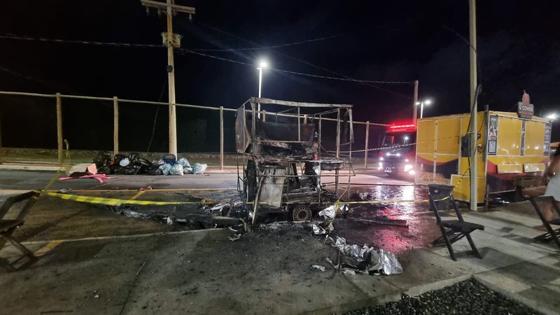 Food Truck pega fogo na Boca do Rio e chamas assustam os moradores; veja