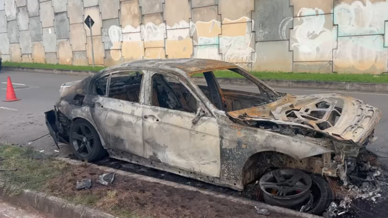 Condutor invade supermercado após BMW pegar fogo na Avenida Orlando Gomes