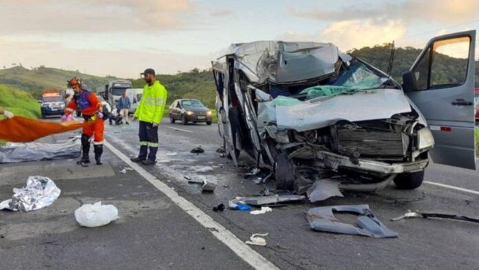 Três pessoas morrem em grave acidente entre van e carreta na BR-324; vítimas fariam tratamento médico em Salvador