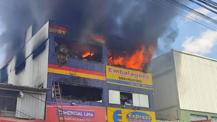 FEIRA DE SANTANA; Incêndio de grandes proporções atinge duas lojas no centro da cidade