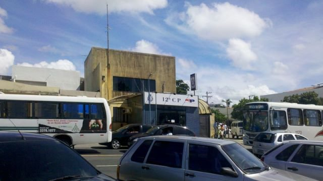 Jovem com sinais de surto invade delegacia em Salvador