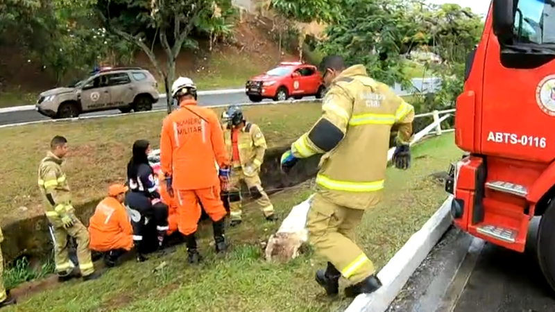 Av. Garibaldi motorista fica preso dentro de carro após cair em vala