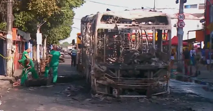 IAPI seguem sem ônibus após morte de jovem e queima de coletivo