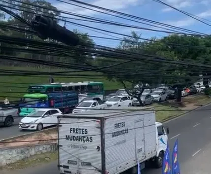 Ônibus quebra em São Marcos e causa congestionamento em Salvador