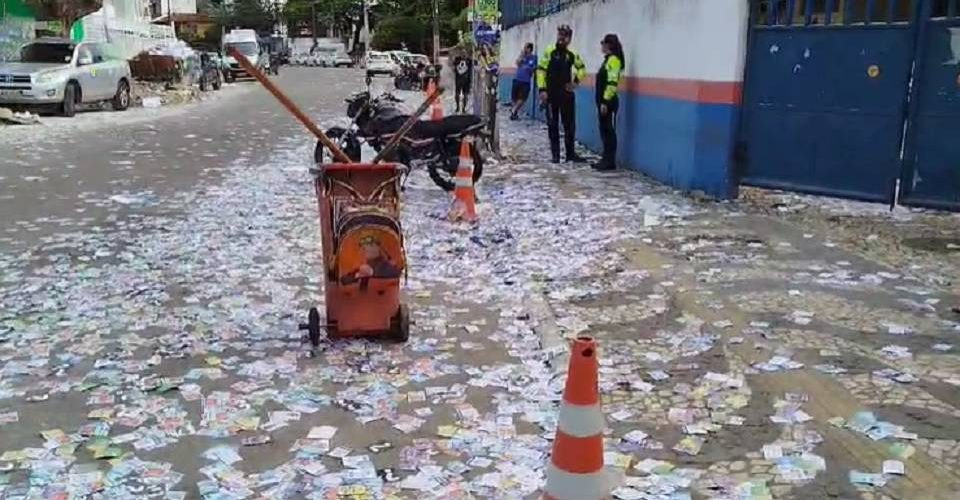 Ruas de Salvador são tomadas por lixo em início de votação