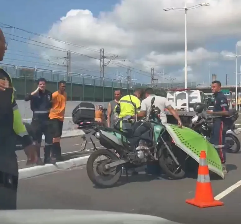 Acidente no viaduto Nelson Dahia causa congestionamento em Salvador