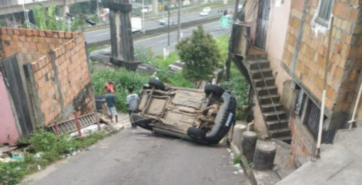 O GPS deu endereço errado e motorista tomba em ladeira no Bairro de São Gonçalo