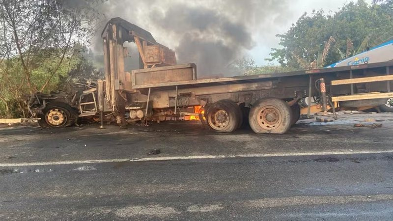 Três pessoas morrem em acidente entre caminhões na Bahia; veículos pegaram fogo